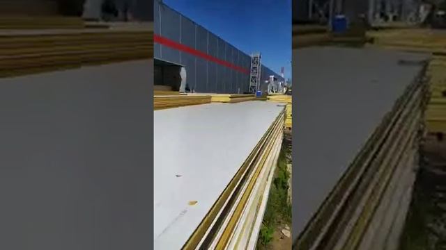 Погрузка сэндвич панелей на складе