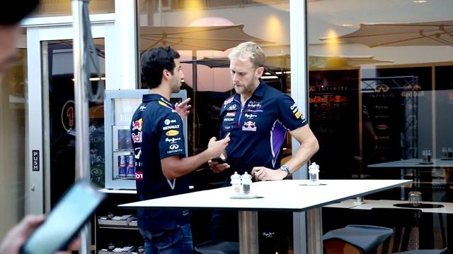 Singapore Grand Prix - Infiniti Red Bull Racing Garage смотреть онлайн