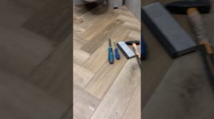 Как заменить плашки замкового кварцвинила?