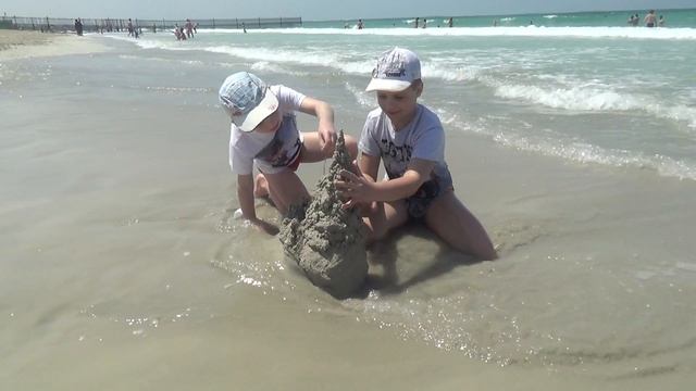 На пляже в Шардже (ОАЭ) смотреть онлайн