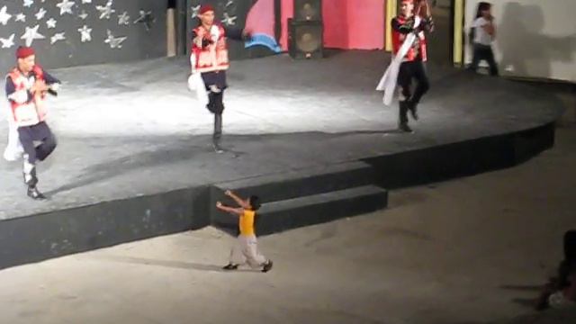 Мальчик классно повторяет за движениями взрослых смотреть онлайн