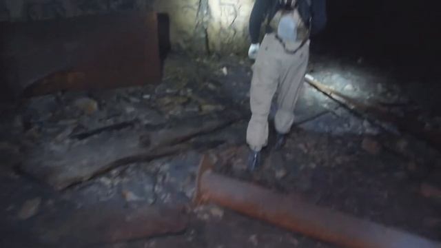 Спуск в заброшенную шахту