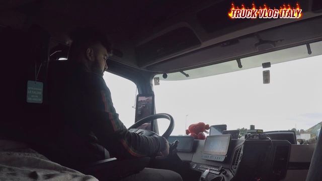 carico al festival di SANREMO con lo spazio molto stretto, MERCEDES ACTROS смотреть онлайн