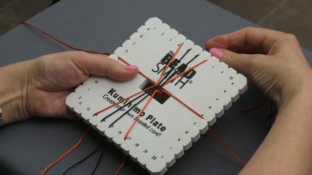 How to make a flat braid on the square kumihimo plate #2 смотреть онлайн