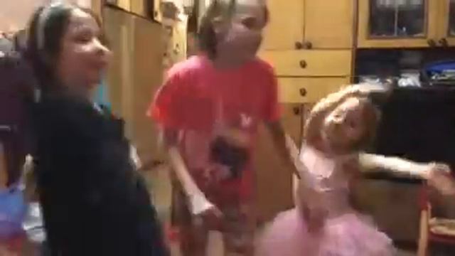 Дружба начинается с улыбки))) смотреть онлайн