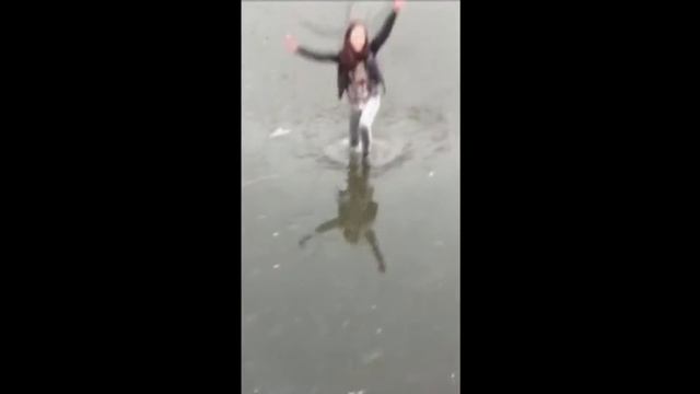 Прогулки по тонкому льду! Приколы!!! смотреть онлайн