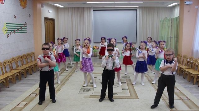 Смайлики поздравляют мам! Старшая танцевальная группа. Детский сад 7. Постановка Маленькая модница смотреть онлайн