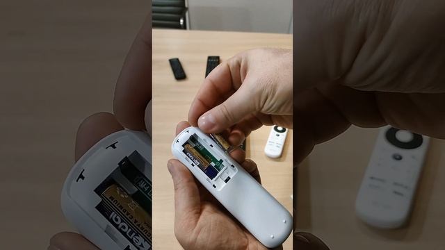 Смотрите как просто вставить батарейки в пульт. смотреть онлайн