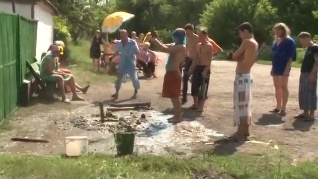 Удар палкой об голову смотреть онлайн