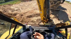 Работаю на Экскаватор погрузчике New Holland  гружу миксер делаем раствор,I work excavator loader