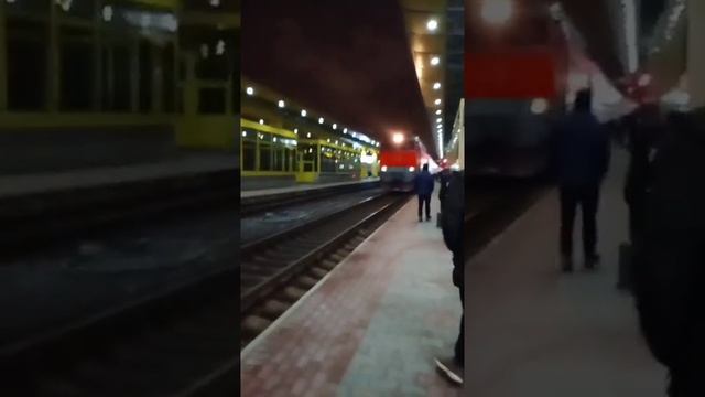 Прибытие поезда чс4т по ночному рейсу Минск-Москва смотреть онлайн