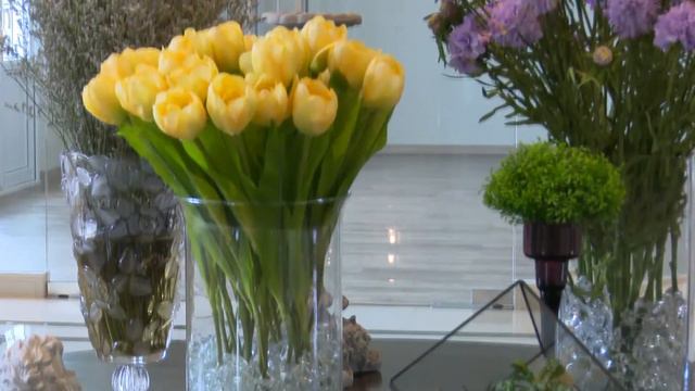 flower in glass vase смотреть онлайн