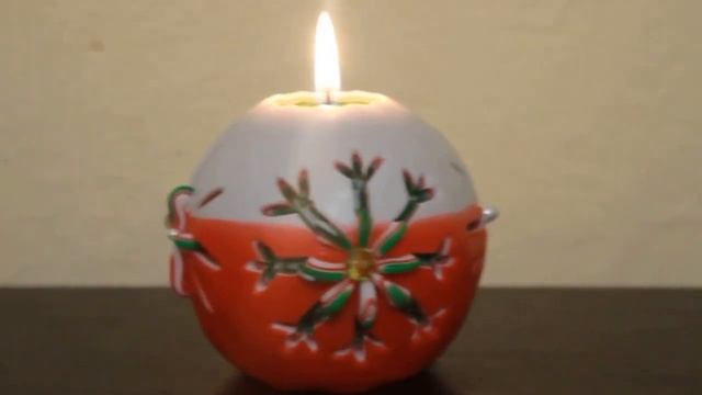 Горит резная новогодняя свеча шарик смотреть онлайн