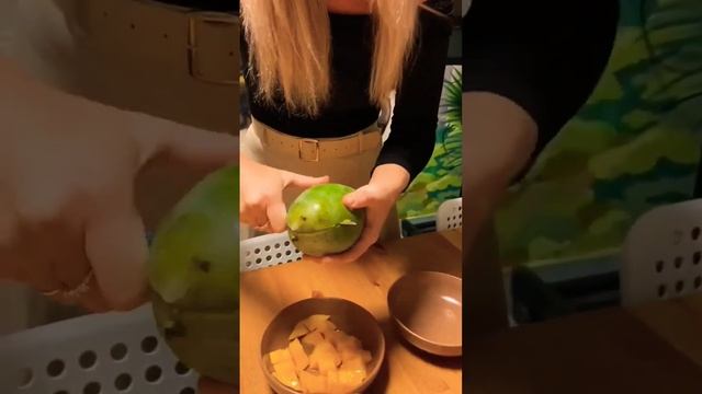 Как правильно нарезать и подать к столу манго. смотреть онлайн
