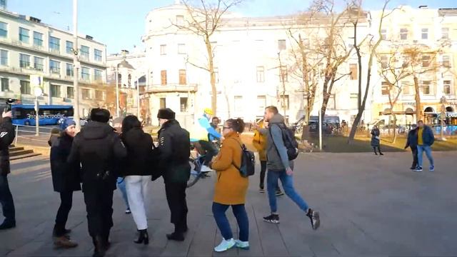 ⚡️ Провокации и задержания на акции в честь дня рождения Константина Котова + возложение ложек смотреть онлайн