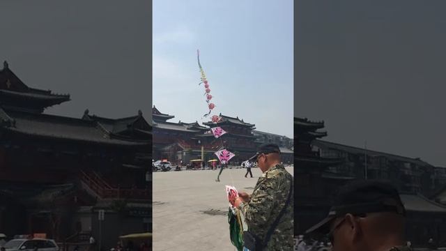 The Video of the People flying kite in Longting square, Kaifeng смотреть онлайн