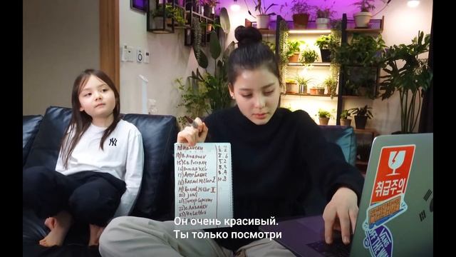 Корейские девочки оценивают русских популярных парней по внешности / Красавчик на корейский вкус? смотреть онлайн