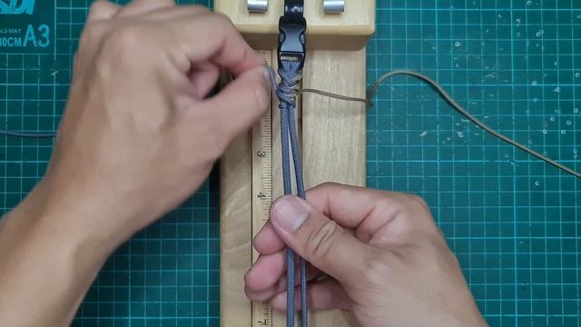 HOW TO MAKE CYCLONE WRAP PARACORD BRACELET, PARACORD TUTORIAL, DIY. смотреть онлайн