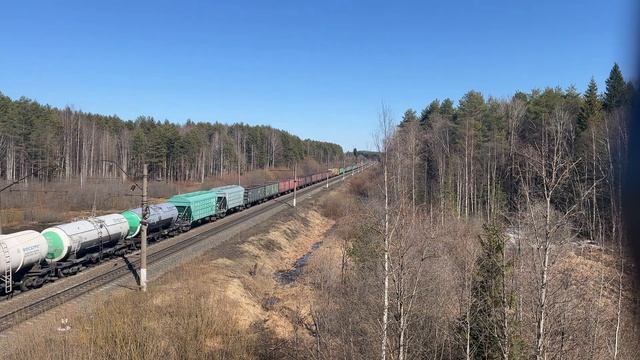 Электровоз ВЛ80С-1087 с грузовым поездом.
