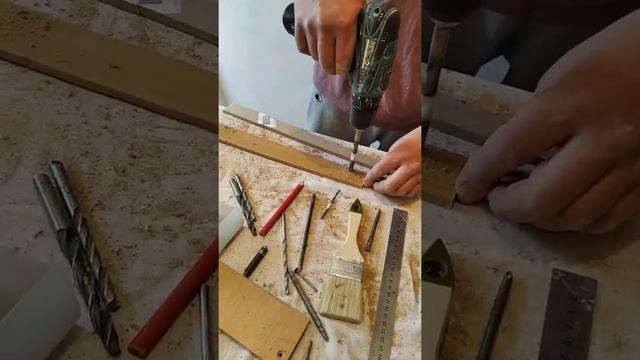 Занимаемся шкафом-купе.Убираем щели между стенами и потолком.