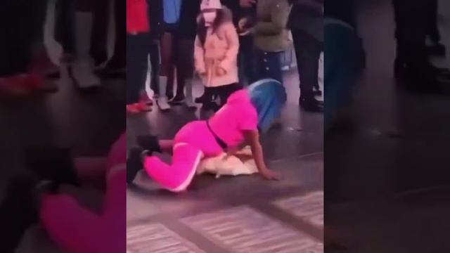 Афроамериканка танцует горячий танец с гусём смотреть онлайн