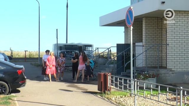 ПОЧТИ В ЯПОНСКОМ СТИЛЕ. ЖИТЕЛИ ОДНОГО ИЗ ДОМОВ В 65 К-СЕ К ОФОРМЛЕНИЮ ЦВЕТНИКА ПОДОШЛИ НЕСТАНДАРТНО смотреть онлайн