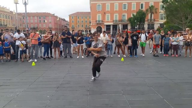 Женька смотрит как танцует брейк данс в Ницце B-BOY SHAMAN смотреть онлайн