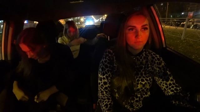 ПАССАЖИРКИ РАЗДЕЛИСЬ В ТАКСИ. НЕТ ДЕНЕГ ОПЛАТИТЬ ПОЕЗДКУ.