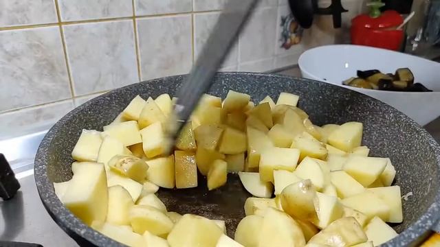 Картошка с баклажанами на сковороде | Жареная картошка с баклажанами | Баклажаны с картошкой смотреть онлайн