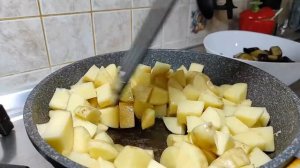Картошка с баклажанами на сковороде | Жареная картошка с баклажанами | Баклажаны с картошкой