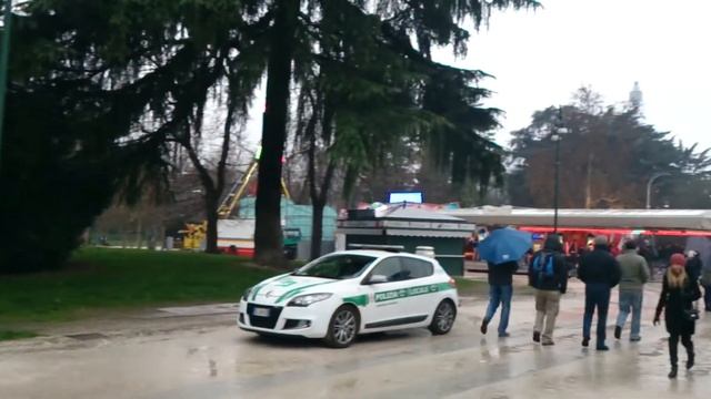 Замок Сфорца снаружи со стороны парка Семпионе смотреть онлайн