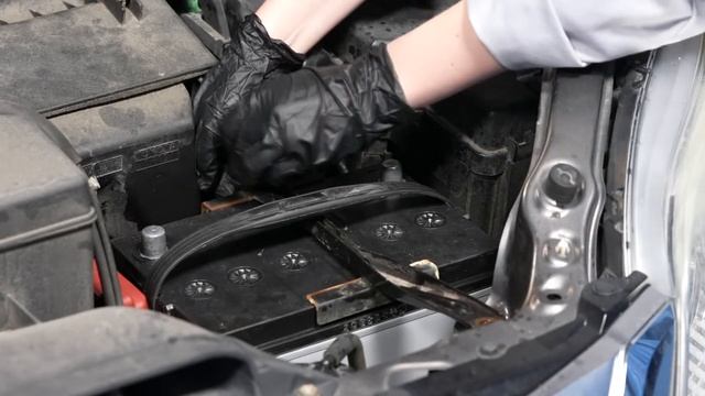Toyota Sienna (2011) - New Battery Install смотреть онлайн