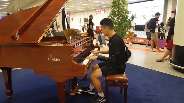 Despacito playing piano in Rome airport смотреть онлайн