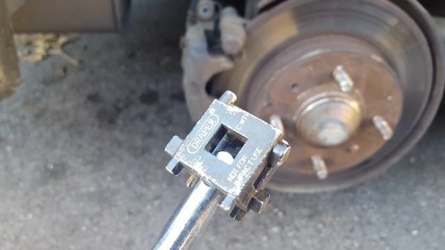 Replacing the Rear Brake Pads on a Volvo S40 смотреть онлайн