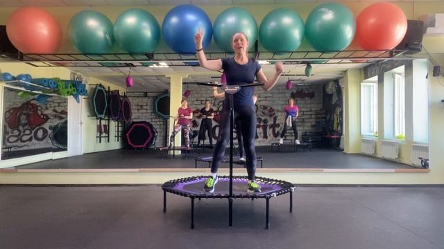 Полноценная тренировка джампинг-фитнес. Силовая с эспандерами на мини батуте. смотреть онлайн