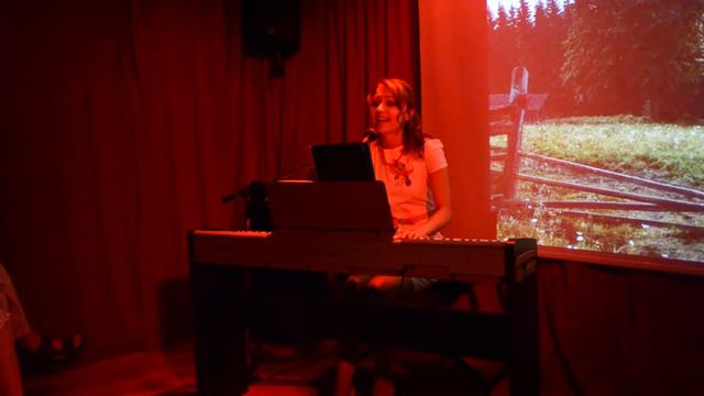 Olga Makarova 'І шумить, і гуде', 'Я піду в далекі гори' guitar Pavel Sytnik смотреть онлайн