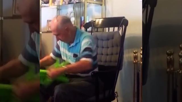 В 13 лет он потерял маму. 70 лет спустя его ждал невероятный сюрприз. смотреть онлайн