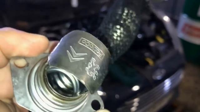 Снимаем и чистим клапан EGR на Ford Fiesta 1,5TDCI смотреть онлайн