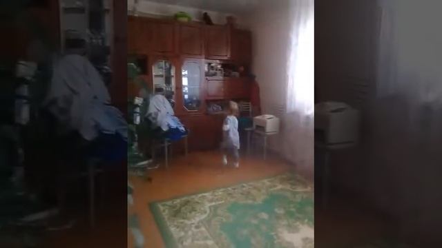 Смешное видео про хмари две сестры бегают бабушки в зале. смотреть онлайн