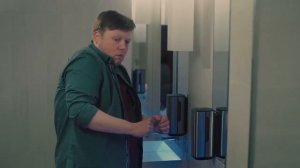 Перепутал сушилку с писсуаром... урок на всю жизнь