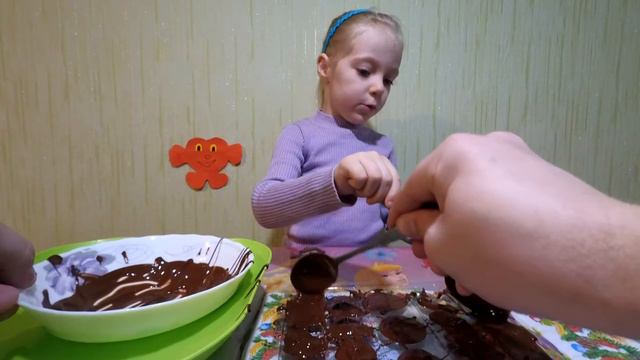 Делаем конфеты с шоколадной фабрикой (Making Candy With A Chocolate Factory)