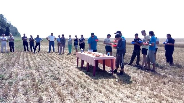 Комбайнеры обедают под музыку. Семиречье Лаишево. смотреть онлайн
