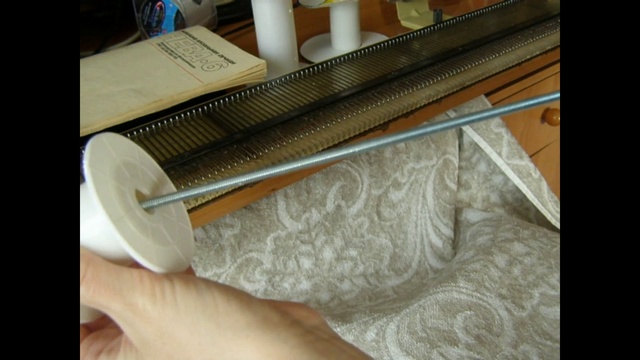 Приспособление для вязания интарсии на машине смотреть онлайн