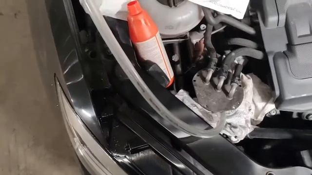 VAG, замена топливного фильтра. TOURAN 2017. смотреть онлайн