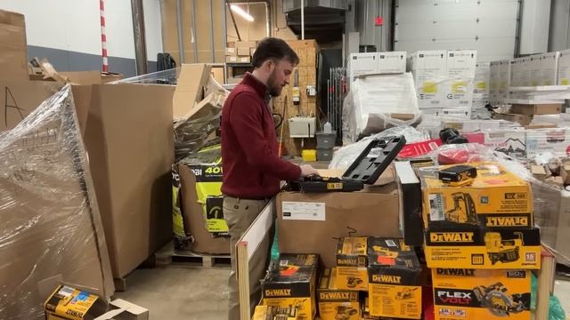 Unboxing a Pallet of Customer Returned DeWalt and Milwaukee Tools смотреть онлайн