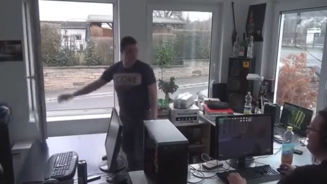 Мужик бомбанул из-за компа. смотреть онлайн