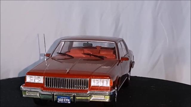 Chevrolet Caprice Classic 1986, escala 1:18, Model Car смотреть онлайн