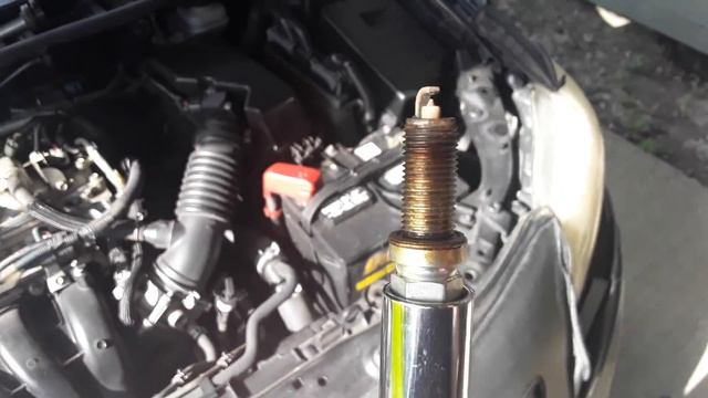 How to change spark plugs on a 2010 Toyota Corolla LE. смотреть онлайн