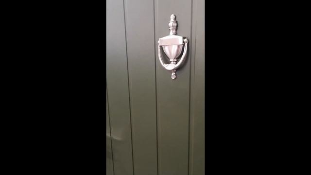 Купить достойную входную дверь со стеклом в дом с современным дизайном с установкой в Московской об