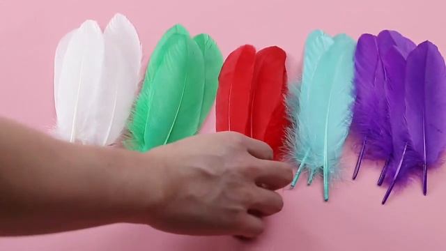 Разноцветные перья для рукоделия. Перья для творчества. Натуральные окрашенные перья 8-15 см, 50шт смотреть онлайн